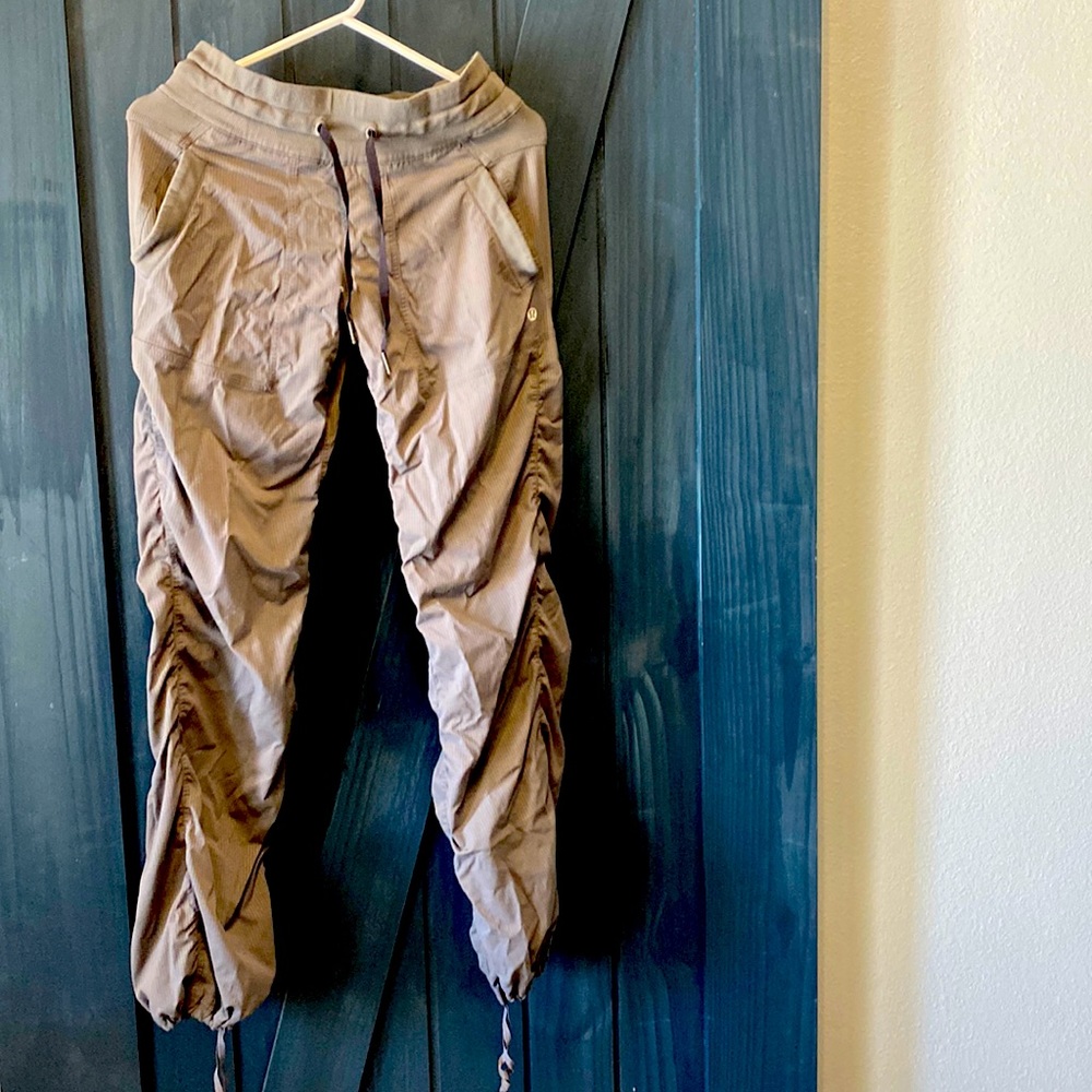 Size 4 Lulu Lemon 🍋 Hiking style pants. 🥾
